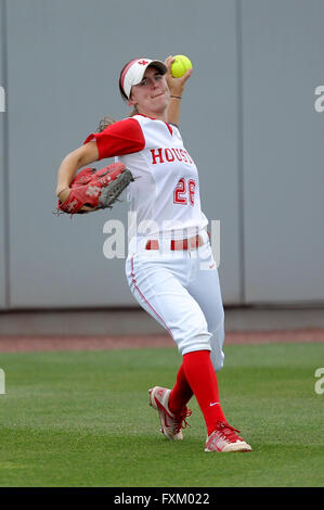 Houston, TX, USA. Apr 16, 2016. Katie fielder centre Houston St. Pierre # 26 jette une balle frappée à l'avant-champ pendant la match NCAA entre Houston et le centre de la Floride de stade de softball de Cougar à Houston, TX. L'UCF a gagné, 8-3. Image Crédit : Erik Williams/Cal Sport Media/Alamy Live News Banque D'Images