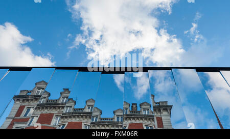 Londres, Royaume-Uni. 16 avril 2016. La façade d'arrivée de la célèbre bâtiment du marché de Covent Garden est revêtu de 32 000 pieds carrés de miroirs produisant une myriade de reflets fantastiques des passants et à proximité de l'architecture. L'installation, connue sous le nom de "réfléchir", Londres sera en place depuis huit mois qu'elle cache des travaux d'un nouveau restaurant en cours de construction derrière. Crédit : Stephen Chung / Alamy Live News Banque D'Images