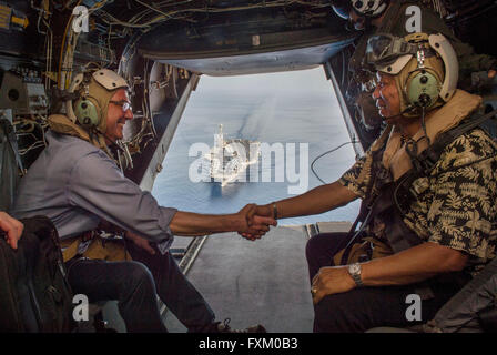 La Secrétaire de la Défense Ash Carter serre la main du Secrétaire philippin de la Défense nationale Voltaire Gazmin, droite, à mesure qu'ils s'éloignent du Corps des marines à bord d'un avion V-22 Osprey suite à une visite dans le porte-avions USS Stennis, 15 avril 2016 dans la mer de Chine du Sud. Banque D'Images