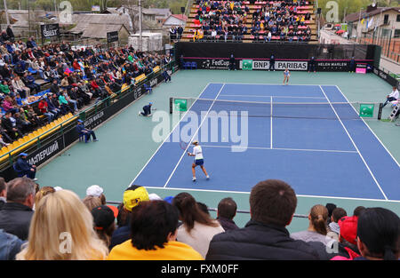 Kiev, Ukraine. 16 avril, 2016. Les gens regardent l'BNP Paribas FedCup World Group II jeu Play-off Lesia Tsurenko de l'Ukraine contre l'Argentine à l'Podoroska Nadia Campa Bucha Tennis Club à Kiev, Ukraine. Crédit : Oleksandr Prykhodko/Alamy Live News Banque D'Images