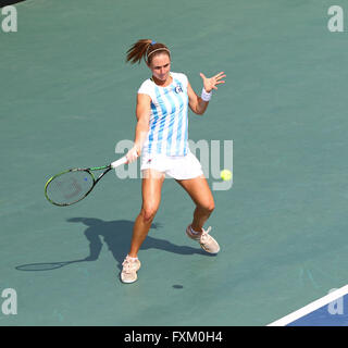 Kiev, Ukraine. 16 avril, 2016. Nadia Podoroska d'Argentine en action au cours de BNP Paribas FedCup World Group II jeu Play-off contre Lesia Tsurenko de l'Ukraine à Campa Bucha Tennis Club à Kiev, Ukraine. Tsurenko a gagné 6-1, 6-4. Crédit : Oleksandr Prykhodko/Alamy Live News Banque D'Images