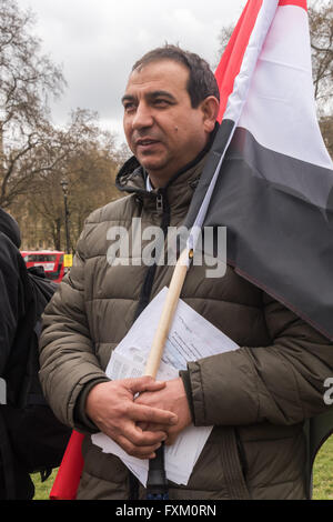 Londres, Royaume-Uni. Apr 16, 2016. Parti de la solidarité démocratique d'Alahwaz Sharhani leader Jalil à la protestation des Arabes Ahwazis.à Londres en solidarité avec les manifestations anti-gouvernementales en Iran en avril de chaque année depuis 2005, à la date anniversaire de l'intifada Ahwazi pacifique dans lequel beaucoup ont été tués et des centaines d'autres arrêtées par le régime iranien. Crédit : Peter Marshall/Alamy Live News Banque D'Images