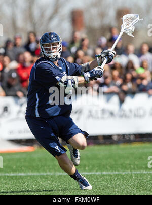 Domaine Stevenson-Pincince. Apr 16, 2016. RI, USA ; Bulldogs Yale attaquant Anthony Rocco (9) en action au cours de la première moitié d'une partie de crosse NCAA entre Yale bulldogs et les ours bruns à Stevenson-Pincince Champ. Brown défait 14-12 Yale. M. Anthony Nesmith/Cal Sport Media/Alamy Live News Banque D'Images