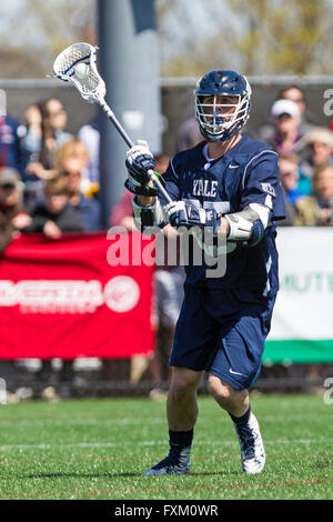 Domaine Stevenson-Pincince. Apr 16, 2016. RI, USA ; Bulldogs Yale attaquant Jeff Cimbalista (25) en action au cours de la première moitié d'une partie de crosse NCAA entre Yale bulldogs et les ours bruns à Stevenson-Pincince Champ. Brown défait 14-12 Yale. M. Anthony Nesmith/Cal Sport Media/Alamy Live News Banque D'Images