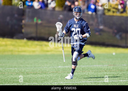 Domaine Stevenson-Pincince. Apr 16, 2016. RI, USA ; milieu/attaquant des Bulldogs Yale Michael Bonacci (20) en action au cours de la seconde moitié d'une partie de crosse NCAA entre Yale bulldogs et les ours bruns à Stevenson-Pincince Champ. Brown défait 14-12 Yale. M. Anthony Nesmith/Cal Sport Media/Alamy Live News Banque D'Images