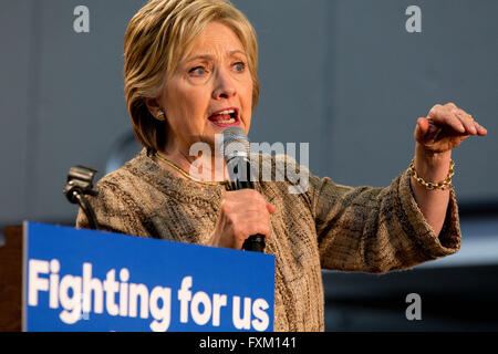 Los Angeles, Californie, USA. Apr 16, 2016. Le candidat démocrate Hillary Clinton à Los Angeles au sud-ouest de campagnes College. © Gabriel Romero/ZUMA/Alamy Fil Live News Banque D'Images