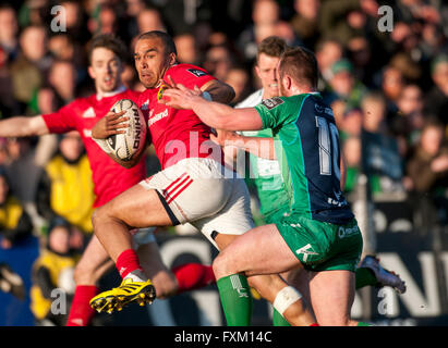 Galway, Irlande. Apr 16, 2016. Simon Designer Drugs de Munster s'exécute avec le ballon au cours de la Guinness PRO12 match de rugby entre Connacht Rugby et de Munster Rugby au Sportsground à Galway, Irlande, 16 avril 2016. Crédit : Andrew Surma/Alamy Live News Banque D'Images