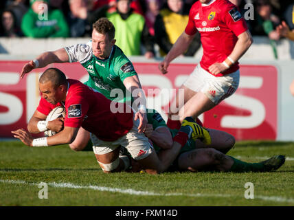 Galway, Irlande. Apr 16, 2016. Simon Designer Drugs de Munster marque un essai au cours de la Guinness PRO12 match de rugby entre Connacht Rugby et de Munster Rugby au Sportsground à Galway, Irlande, 16 avril 2016. Crédit : Andrew Surma/Alamy Live News Banque D'Images