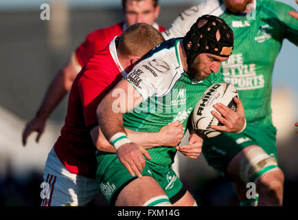 Galway, Irlande. Apr 16, 2016. John Muldoon de Connacht en photo avec la balle pendant le match de rugby PRO Guinness12 entre Connacht Rugby et de Munster Rugby au Sportsground à Galway, Irlande, 16 avril 2016. Crédit : Andrew Surma/Alamy Live News Banque D'Images