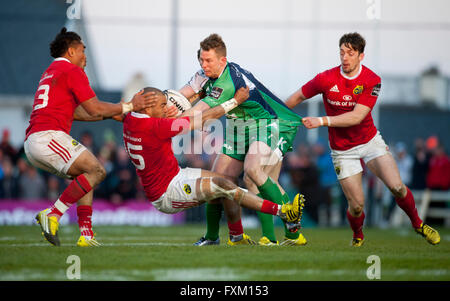 Galway, Irlande. Apr 16, 2016. Matt Healy de Connacht abordé par Simon Designer Drugs au cours de la Guinness PRO12 match de rugby entre Connacht Rugby et de Munster Rugby au Sportsground à Galway, Irlande, 16 avril 2016. Crédit : Andrew Surma/Alamy Live News Banque D'Images