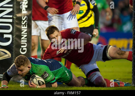 Galway, Irlande. Apr 16, 2016. Finlay Bealham de Connacht marque un essai au cours de la Guinness PRO12 match de rugby entre Connacht Rugby et de Munster Rugby au Sportsground à Galway, Irlande, 16 avril 2016. Crédit : Andrew Surma/Alamy Live News Banque D'Images