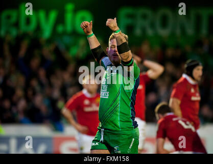 Galway, Irlande. Apr 16, 2016. Finlay Bealham de Connacht célèbre au cours de la Guinness PRO12 match de rugby entre Connacht Rugby et de Munster Rugby au Sportsground à Galway, Irlande, 16 avril 2016. Crédit : Andrew Surma/Alamy Live News Banque D'Images