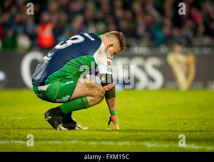 Galway, Irlande. Apr 16, 2016. Finlay Bealham de Connacht blessés au cours de la Guinness PRO12 match de rugby entre Connacht Rugby et de Munster Rugby au Sportsground à Galway, Irlande, 16 avril 2016. Crédit : Andrew Surma/Alamy Live News Banque D'Images