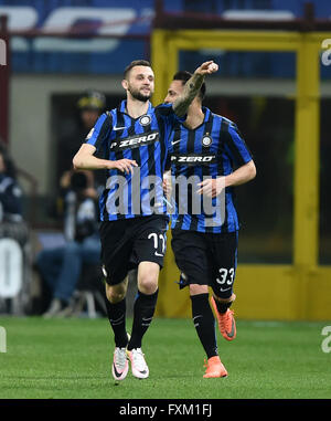 Milan, Italie. Apr 16, 2016. L'Inter Milan Marcelo Brozovic célèbre après avoir marqué au cours de la saison 2015-2016 en Serie A match de football contre Naples à Milan, Italie, le 16 avril 2016. L'Inter Milan a gagné 2-0. © Alberto Lingria/Xinhua/Alamy Live News Banque D'Images