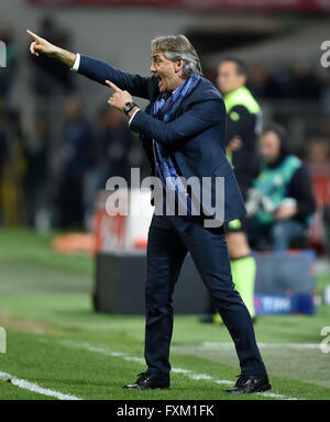 Milan, Italie. Apr 16, 2016. L'entraîneur-chef de l'Inter de Milan Roberto Mancini réagit au cours de la saison 2015-2016 en Serie A match de football contre Naples à Milan, Italie, le 16 avril 2016. L'Inter Milan a gagné 2-0. © Alberto Lingria/Xinhua/Alamy Live News Banque D'Images