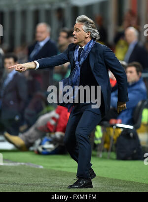 Milan, Italie. Apr 16, 2016. L'entraîneur-chef de l'Inter de Milan Roberto Mancini réagit au cours de la saison 2015-2016 en Serie A match de football contre Naples à Milan, Italie, le 16 avril 2016. L'Inter Milan a gagné 2-0. © Alberto Lingria/Xinhua/Alamy Live News Banque D'Images