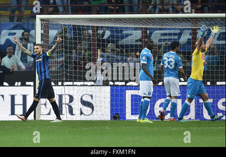 Milan, Italie. Apr 16, 2016. L'Inter Milan Mauro Icardi (L) célèbre après avoir marqué au cours de la saison 2015-2016 en Serie A match de football contre Naples à Milan, Italie, le 16 avril 2016. L'Inter Milan a gagné 2-0. © Alberto Lingria/Xinhua/Alamy Live News Banque D'Images