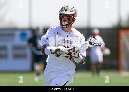 Domaine Stevenson-Pincince. Apr 16, 2016. RI, USA ; le milieu de l'ours brun Jean Yozzo-Scaperrotta (75) en action au cours de la première moitié d'une partie de crosse NCAA entre Yale bulldogs et les ours bruns à Stevenson-Pincince Champ. Brown défait 14-12 Yale. M. Anthony Nesmith/Cal Sport Media/Alamy Live News Banque D'Images