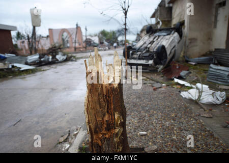 Dolores, l'Uruguay. Apr 16, 2016. Le reste de l'écrasement d'un reste de l'arbre en face d'une voiture renversée après une tornade dans la région de Dolores, l'Uruguay, le 16 avril 2016. Une tornade poursuivent la ville de Dolores, dans l'ouest de l'Uruguay, vendredi, laissant quatre morts et d'autres gravement blessés, les services d'urgence du pays. Crédit : Nicolas Celaya/Xinhua/Alamy Live News Banque D'Images