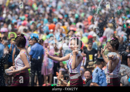 Beijing, la province chinoise du Yunnan. Apr 15, 2016. Mesdames de Dai groupe ethnique au cours de danse de l'eau éclaboussant de festival dans la ville de Jinghong, préfecture autonome Dai de Xishuangbanna, au sud-ouest de la province chinoise du Yunnan, le 15 avril 2016. © Hu Chao/Xinhua/Alamy Live News Banque D'Images