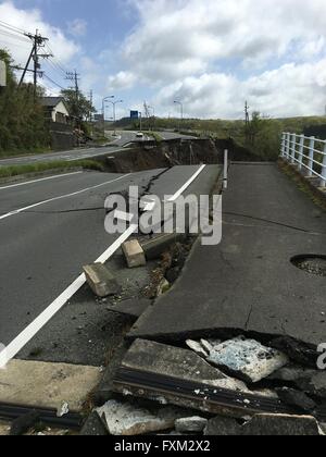 Kumamoto. 17 avr, 2016. Photo prise le 17 avril 2016 montre une route détruite par un tremblement de terre dans la préfecture de Kumamoto, dans le sud-ouest du Japon. Un puissant séisme de magnitude-7.3 l'île de Kyushu dans le sud-ouest de Japon tôt samedi un jour seulement après une importante foreshock a frappé la région, avec le nombre de décès est actuellement de 41 selon les derniers chiffres, le dimanche. Credit : Hua Yi/Xinhua/Alamy Live News Banque D'Images