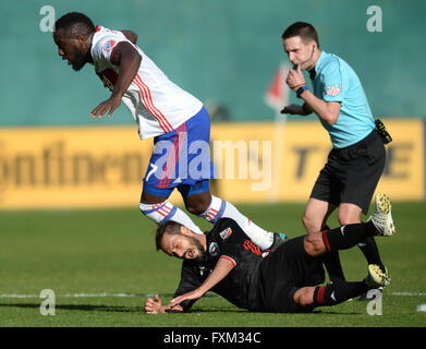 Washington, DC, USA. Apr 16, 2016. 20160416 - l'UNICEF demande l'avant Toronto FC (17) clips D.C. United terrain MARCELO SARVAS (7), comme il va de l'avant dans la première moitié au Stade RFK à Washington. © Chuck Myers/ZUMA/Alamy Fil Live News Banque D'Images