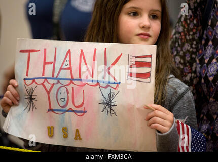 West Palm Beach, Floride, USA. Apr 16, 2016. Melinda Carroll, 8, Boca Raton accueille les vétérans de retour d'un honneur vol à l'Aéroport International de Palm Beach à West Palm Beach, FL, le 16 avril 2016. Quatre-vingt-un Tribunal des anciens combattants a pris le vol pour Washington, DC pour la journée. Allen Eyestone/Le Palm Beach Post/ZUMA/Alamy Fil Live News Banque D'Images