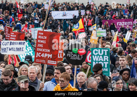 Londres, Royaume-Uni. 16 avril, 2016. Des dizaines de milliers de manifestants s'attendre à Trafalgar Square pour écouter les orateurs à la Marche pour la santé, l'habitat, de travail et de l'éducation, organisé par l'Assemblée du peuple contre l'austérité. Credit : Mark Kerrison/Alamy Live News Banque D'Images