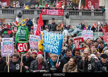 Londres, Royaume-Uni. 16 avril, 2016. Des dizaines de milliers de manifestants s'attendre à Trafalgar Square pour écouter les orateurs à la Marche pour la santé, l'habitat, de travail et de l'éducation, organisé par l'Assemblée du peuple contre l'austérité. Credit : Mark Kerrison/Alamy Live News Banque D'Images