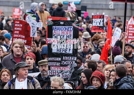 Londres, Royaume-Uni. 16 avril, 2016. Des dizaines de milliers de manifestants s'attendre à Trafalgar Square pour écouter les orateurs à la Marche pour la santé, l'habitat, de travail et de l'éducation, organisé par l'Assemblée du peuple contre l'austérité. Credit : Mark Kerrison/Alamy Live News Banque D'Images