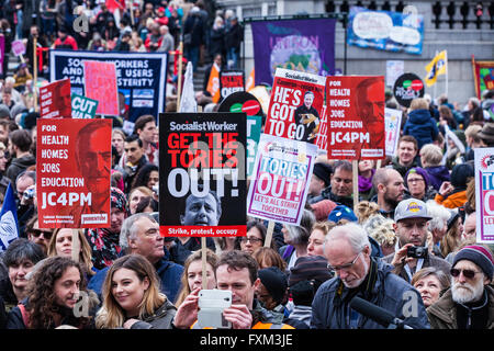 Londres, Royaume-Uni. 16 avril, 2016. Des dizaines de milliers de manifestants s'attendre à Trafalgar Square pour écouter les orateurs à la Marche pour la santé, l'habitat, de travail et de l'éducation, organisé par l'Assemblée du peuple contre l'austérité. Credit : Mark Kerrison/Alamy Live News Banque D'Images