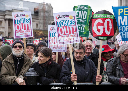 Londres, Royaume-Uni. 16 avril, 2016. Attendre les manifestants à Trafalgar Square pour écouter les orateurs à la Marche pour la santé, l'habitat, de travail et de l'éducation, organisé par l'Assemblée du peuple contre l'austérité. Credit : Mark Kerrison/Alamy Live News Banque D'Images