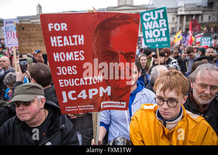 Londres, Royaume-Uni. 16 avril, 2016. Attendre les manifestants à Trafalgar Square pour écouter les orateurs à la Marche pour la santé, l'habitat, de travail et de l'éducation, organisé par l'Assemblée du peuple contre l'austérité. Credit : Mark Kerrison/Alamy Live News Banque D'Images