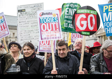 Londres, Royaume-Uni. 16 avril, 2016. Attendre les manifestants à Trafalgar Square pour écouter les orateurs à la Marche pour la santé, l'habitat, de travail et de l'éducation, organisé par l'Assemblée du peuple contre l'austérité. Credit : Mark Kerrison/Alamy Live News Banque D'Images