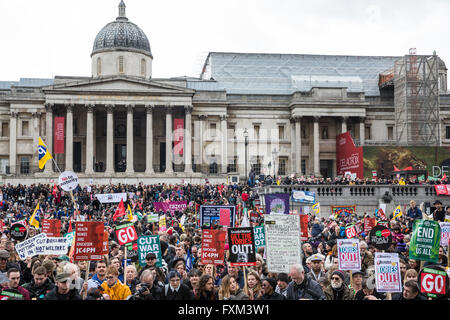 Londres, Royaume-Uni. 16 avril, 2016. Des dizaines de milliers de manifestants s'attendre à Trafalgar Square pour écouter les orateurs à la Marche pour la santé, l'habitat, de travail et de l'éducation, organisé par l'Assemblée du peuple contre l'austérité. Credit : Mark Kerrison/Alamy Live News Banque D'Images