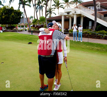 16 avril 2016 - Minjee Lee épouse son panier après avoir découvert qu'elle a remporté le championnat de Lotte présenté par Hershey à Ko Olina Golf Club à Kapolei, HI Banque D'Images