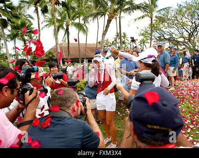 16 avril 2016 - Minjee Lee a l'eau versée sur elle par Sei Young Kim après avoir remporté le championnat de Lotte présenté par Hershey à Ko Olina Golf Club à Kapolei, HI Banque D'Images