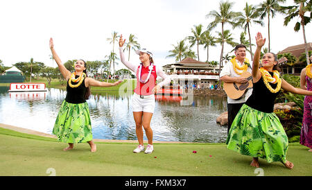 16 avril 2016 - Minjee Lee ne la traditionnelle danse hula après avoir remporté le championnat de Lotte présenté par Hershey à Ko Olina Golf Club à Kapolei, HI Banque D'Images