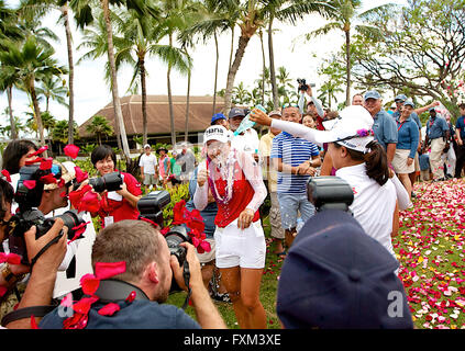 16 avril 2016 - Minjee Lee a l'eau versée sur elle par Sei Young Kim après avoir remporté le championnat de Lotte présenté par Hershey à Ko Olina Golf Club à Kapolei, HI Banque D'Images