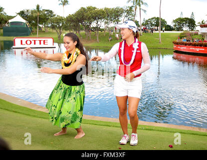 16 avril 2016 - Minjee Lee ne la traditionnelle danse hula après avoir remporté le championnat de Lotte présenté par Hershey à Ko Olina Golf Club à Kapolei, HI Banque D'Images