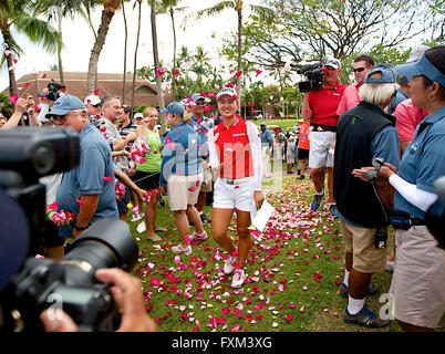 16 avril 2016 - Minjee Lee est comblé d'peddles rose après avoir remporté le championnat lors de la Lotte présenté par Hershey à Ko Olina Golf Club à Kapolei, HI Banque D'Images