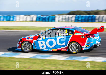 Phillip Island, Australie. 17 avr, 2016. La course 7 du WD-40 Phillip Island SuperSprint V8 Supercar course à Phillip Island, Australie, le 17 avril 2016 Crédit : David Hewison/Alamy Live News Banque D'Images