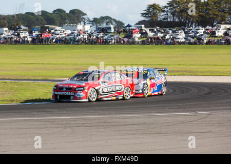 Phillip Island, Australie. 17 avr, 2016. La course 7 du WD-40 Phillip Island SuperSprint V8 Supercar course à Phillip Island, Australie, le 17 avril 2016 Crédit : David Hewison/Alamy Live News Banque D'Images