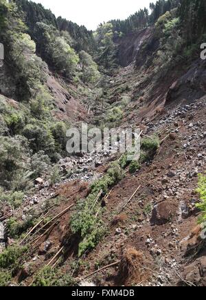 Kumamoto, dans le sud-ouest de la préfecture de Kumamoto au Japon. 17 avr, 2016. Photo prise le 17 avril 2016 montre un glissement de terrain après un tremblement de terre Minami-Aso dans la préfecture de Kumamoto, au sud-ouest du Japon, le 17 avril 2016. Un puissant séisme de magnitude-7.3 l'île de Kyushu dans le sud-ouest de Japon tôt samedi un jour seulement après une importante foreshock a frappé la région, avec le nombre de décès est actuellement de 41 selon les derniers chiffres, le dimanche. Credit : Liu Tian/Xinhua/Alamy Live News Banque D'Images