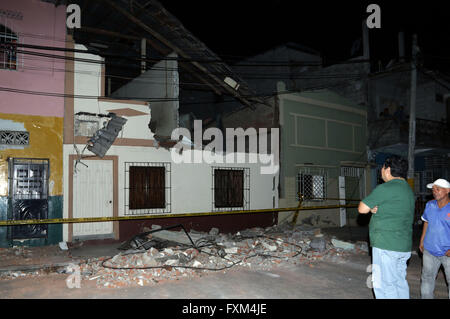 Guayaquil, Équateur. Apr 16, 2016. Les gens regardent une maison endommagée après un tremblement de terre dans la ville de Guayaquil, Équateur, le 16 avril 2016. Le nombre de victimes du tremblement de terre qui a frappé la côte de l'Équateur le samedi a augmenté à 41, les médias locaux ont rapporté, citant le Vice-président équatorien Jorge Glas. © Str/Xinhua/Alamy Live News Banque D'Images