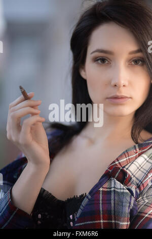 Belle fumeurs girl looking at camera Banque D'Images