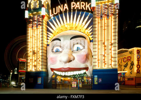 Entrée de la célèbre Sydney Luna Park, juste sous le pont du port. Banque D'Images