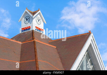 Toit et horloge d'un supermarché Tesco store au Royaume-Uni. Banque D'Images