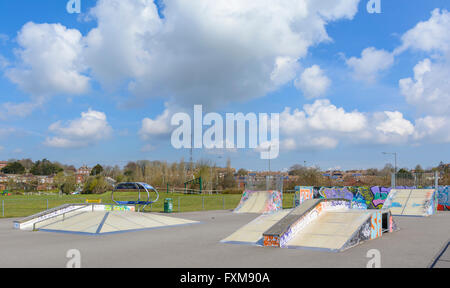 Skatepark rampe skateboard montrant à Lewes, East Sussex, Angleterre, Royaume-Uni. Banque D'Images