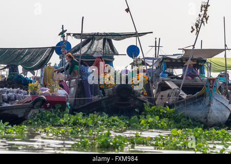 Les gens trading de bateaux sur le marché flottant, Chau Doc, Vietnam Banque D'Images